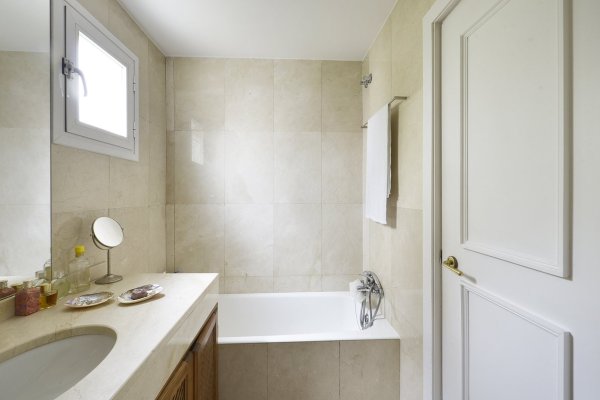 In order to eliminate moisture and avoid mold, should the bathroom open or close after bathing?