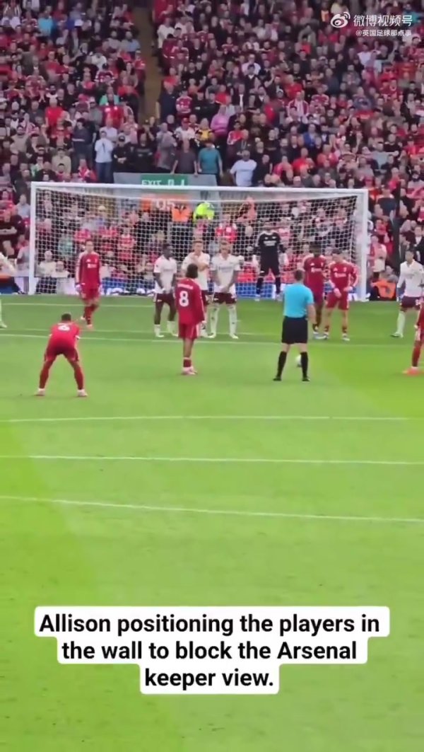 Too details 👍 Before Sobo s free kick, Alisson guided Werz and Garkebo blocked Raya s sight